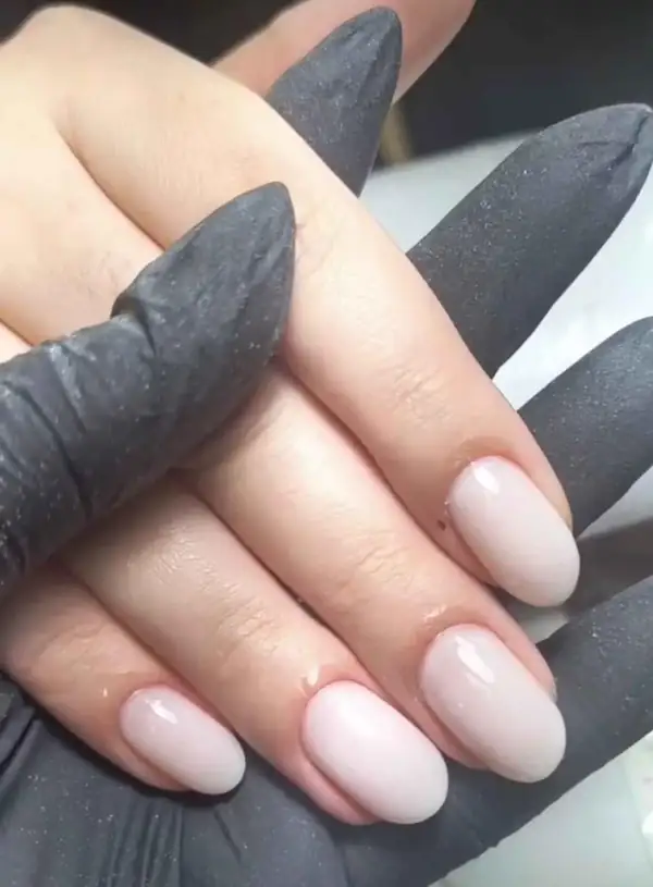 Unhas em tom nude com acabamento em gel
