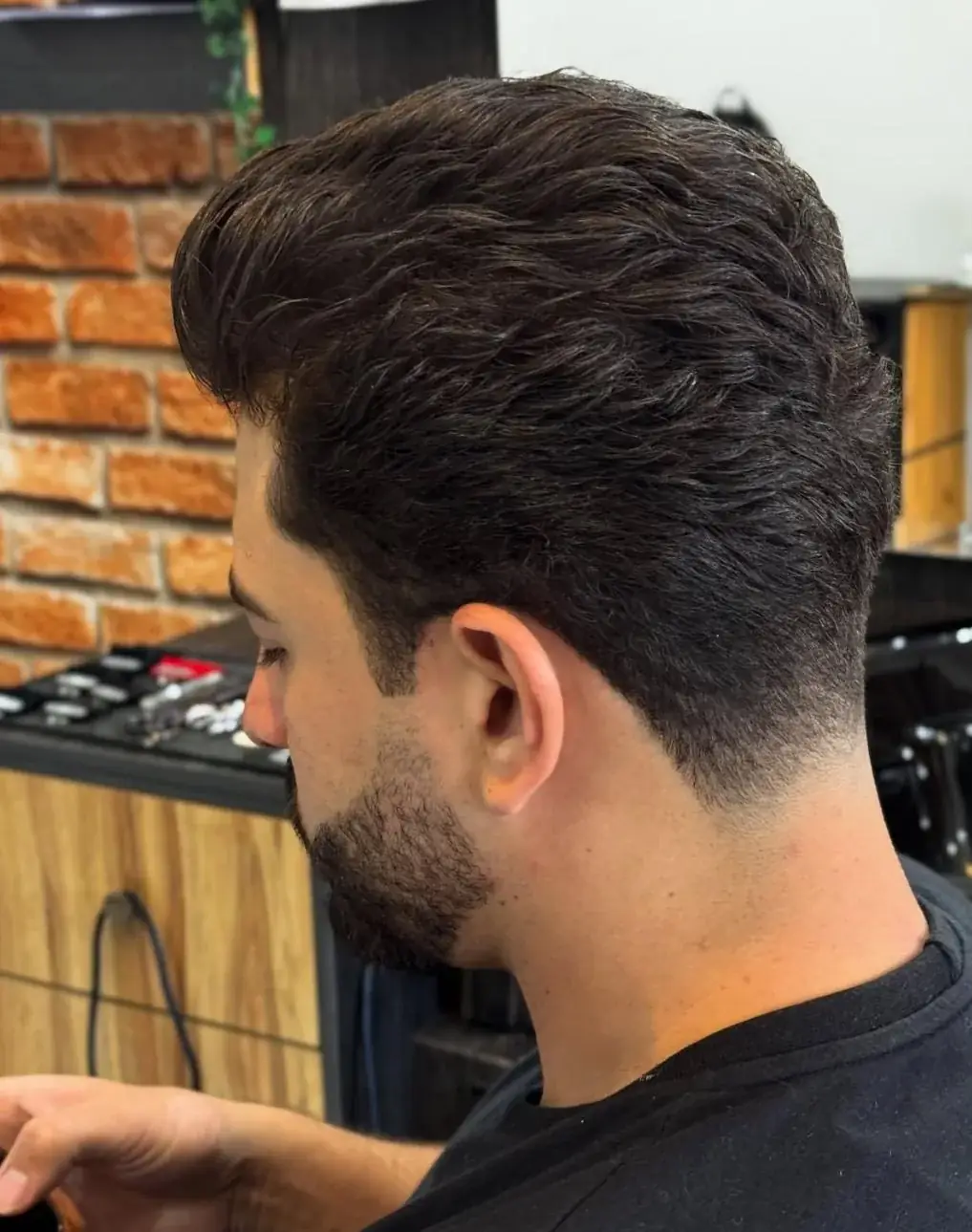 Profissional atendendo um cliente no salão da R3 Beleza Total