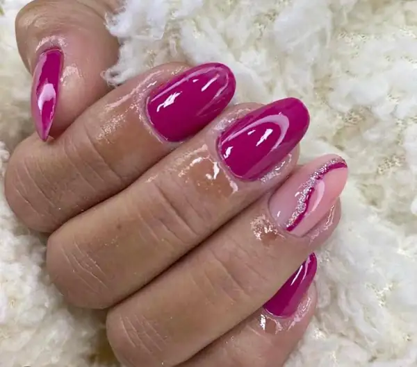 Unhas em esmalte rosa e vinho